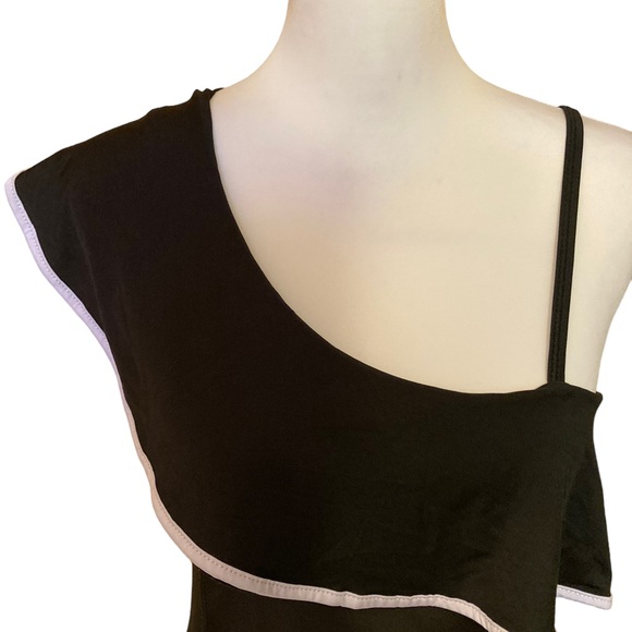 Uni shoulder ruffle detail mini dress embellished with puffy gold “PARIS”. - Picture 4 of 7